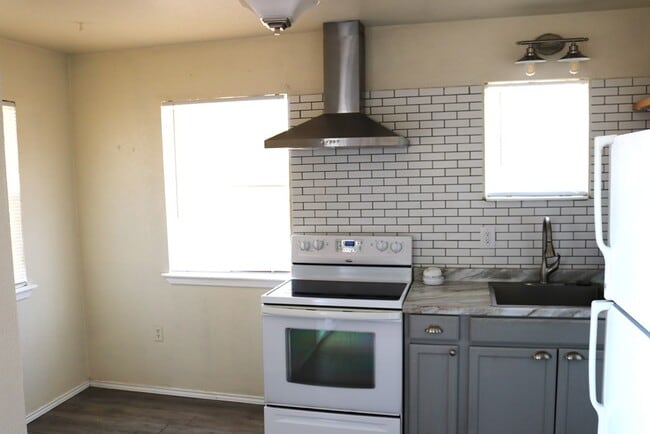 1100 W Stockton Ave in Alpine, TX - Building Photo - Building Photo