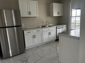 708 W Hugo St, Unit B in Yoakum, TX - Building Photo