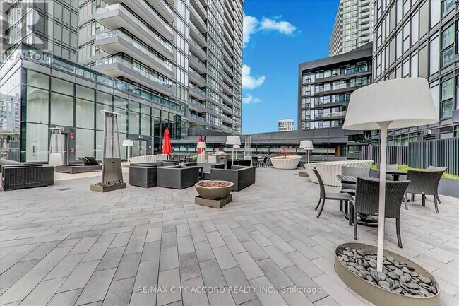 90 Queens Wharf Rd in Toronto, ON - Building Photo - Building Photo