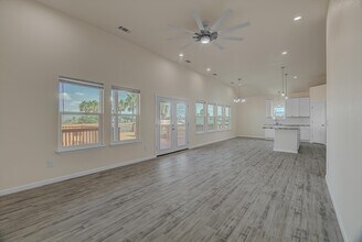 17 Edgewater Dr in Hitchcock, TX - Building Photo - Building Photo