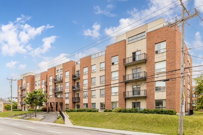 2700 De La Côte-Vertu Boul in Montréal, QC - Building Photo - Building Photo