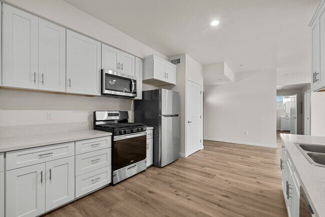 13853 Victory Blvd in Los Angeles, CA - Foto de edificio - Building Photo