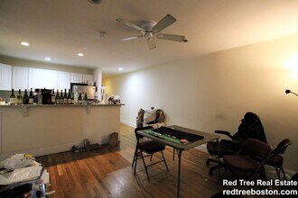 324 St Paul St, Unit 6 in Brookline, MA - Foto de edificio - Building Photo