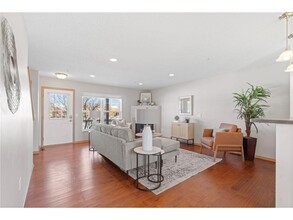 2856 Clover Ridge Dr in Chaska, MN - Foto de edificio - Building Photo