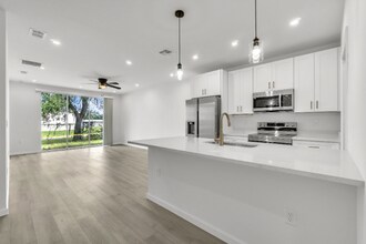 1004 Stinson St in Leesburg, FL - Foto de edificio - Building Photo