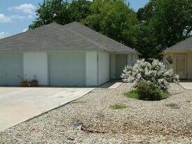 2834 James Rd in Granbury, TX - Building Photo