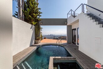 8424 Grand View Dr in Los Angeles, CA - Building Photo - Building Photo