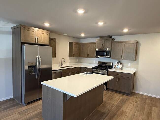 2466 Sawtelle Dr in Woodburn, OR - Building Photo - Building Photo