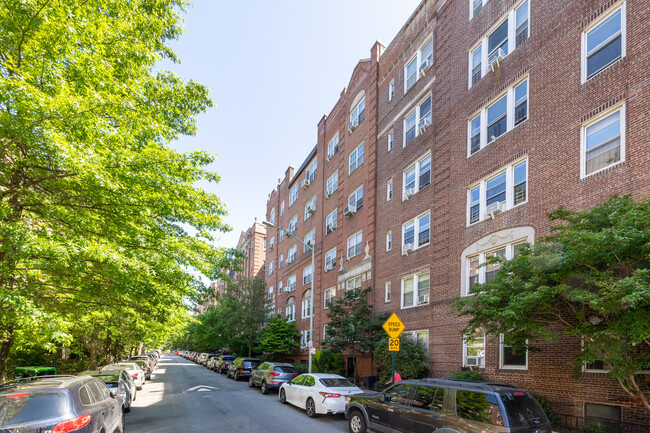 35-25 77th St in Jackson Heights, NY - Foto de edificio - Building Photo