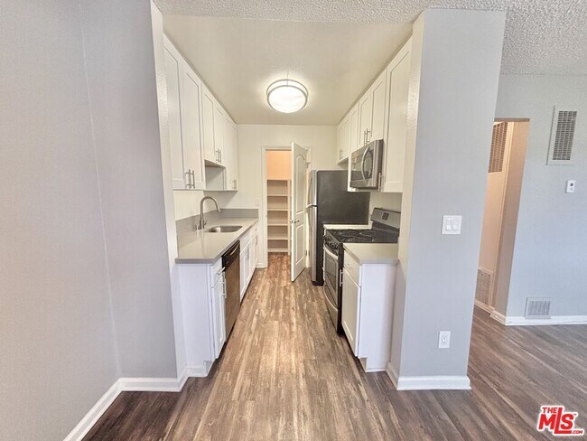 1804 N Alvarado St-Unit -5 in Los Angeles, CA - Building Photo - Building Photo