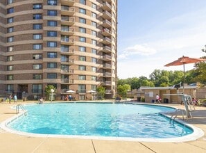 The Warwick Apartments in Silver Spring, MD - Foto de edificio - Building Photo