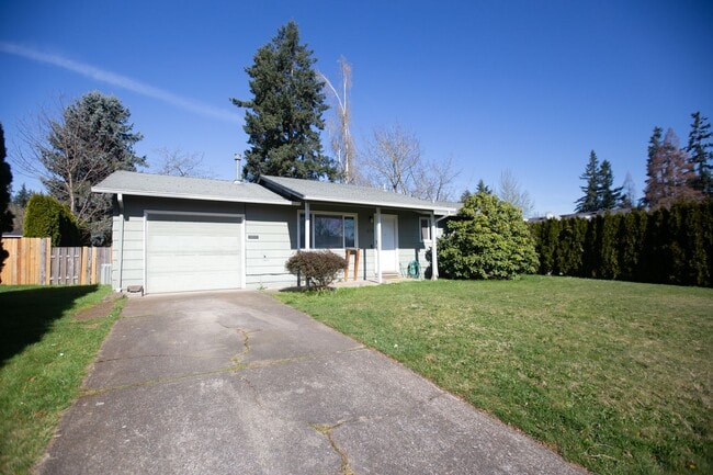 375 Sycamore Ave in Woodburn, OR - Building Photo - Building Photo