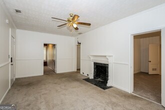 5953 Rockbridge Rd SW in Stone Mountain, GA - Foto de edificio - Building Photo