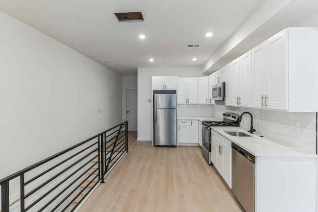 812 N Holly St in Philadelphia, PA - Building Photo - Building Photo
