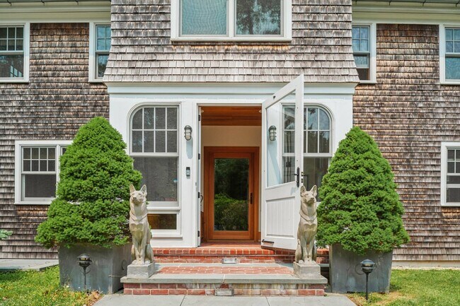 5 Baiting Hollow Rd in East Hampton, NY - Building Photo - Building Photo