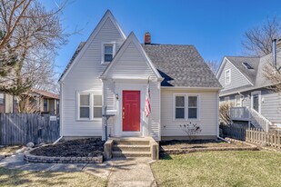 626 N Hough St in Barrington, IL - Building Photo