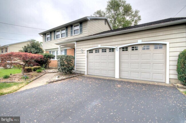 104 Lamp Post Ln in Cherry Hill Township, NJ - Building Photo - Building Photo