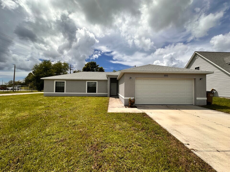 2212 SW Santa Barbara Pl in Cape Coral, FL - Building Photo