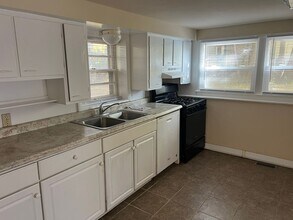 929 Greenbrier Rd in Dekalb, IL - Building Photo - Building Photo