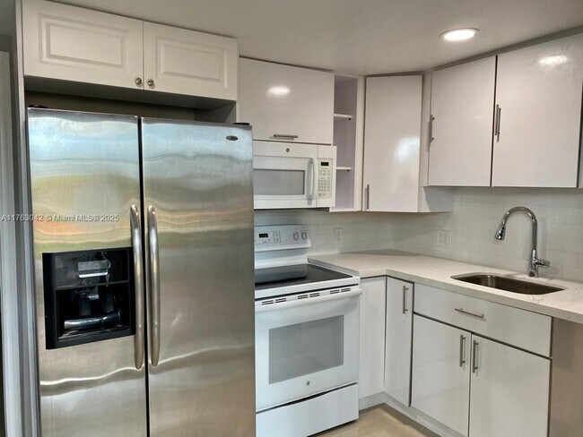 345 NE 168th St-Unit -B in North Miami Beach, FL - Building Photo - Building Photo