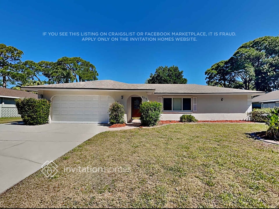2217 Pine View Cir in Sarasota, FL - Building Photo