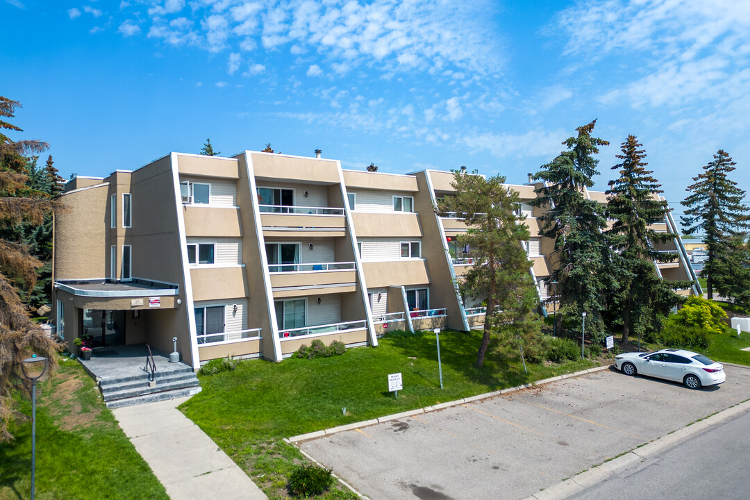 Grier Place in Calgary, AB - Building Photo