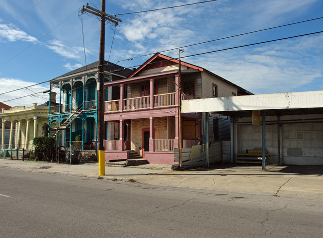 1407 Baronne St in New Orleans, LA - Foto de edificio - Building Photo