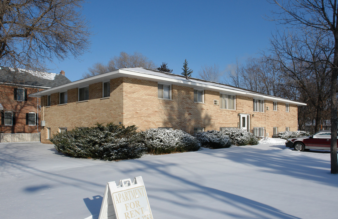 2124 4th Ave in Anoka, MN - Foto de edificio