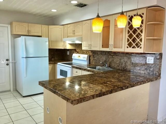 2474 SW 17th St-Unit -0 in Miami, FL - Building Photo