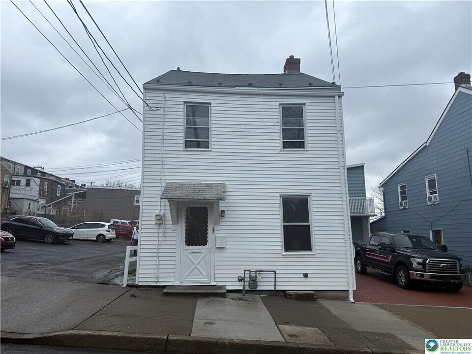 27 W Allen St in Allentown, PA - Building Photo