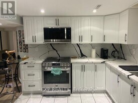 8 Cluett Dr in Ajax, ON - Building Photo