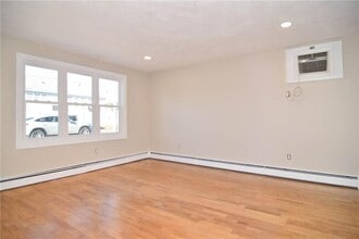 8 Coleman St in North Providence, RI - Foto de edificio - Building Photo