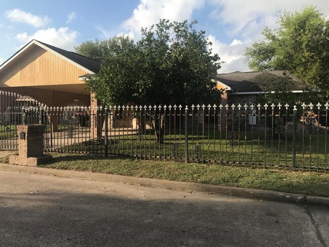 1018 Fruitvale Dr in Houston, TX - Building Photo - Building Photo