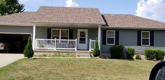 8660 Brookside Cir in Monett, MO - Building Photo