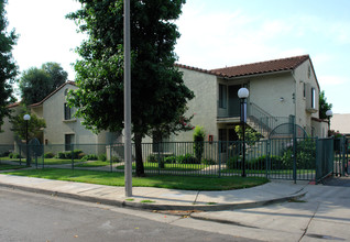 Ontario Plaza Apartments in Ontario, CA - Building Photo - Building Photo