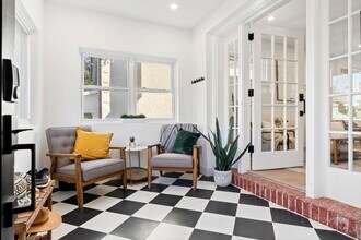 202 W Wayne Ave, Unit B in Wayne, PA - Foto de edificio - Building Photo