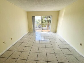 3700 NW 21st St, Unit 205 in Lauderdale Lakes, FL - Building Photo - Building Photo