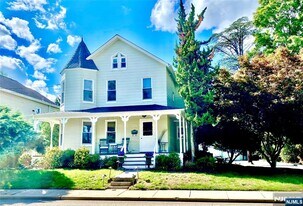 55 Sheridan Ave in Ho Ho Kus, NJ - Building Photo