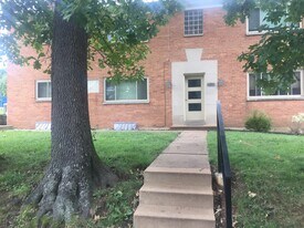 1231 Elm Dr, Unit 1S in Webster Groves, MO - Building Photo