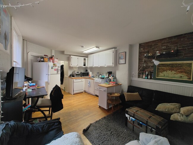 70 Revere St, Unit 4R in Boston, MA - Foto de edificio - Building Photo