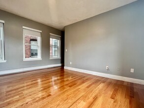 477 Dudley St, Unit 2 in Boston, MA - Foto de edificio - Building Photo