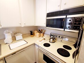 470 S Calle Encilia, Unit B4 in Palm Springs, CA - Building Photo - Building Photo