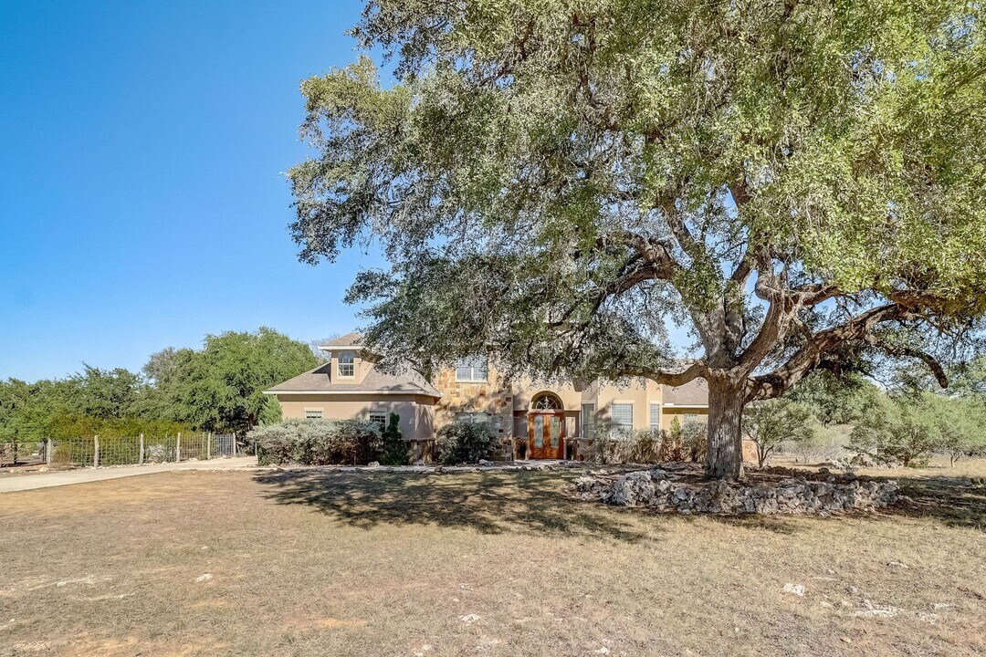445 Hanging Oak in Spring Branch, TX - Building Photo