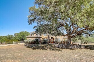 445 Hanging Oak in Spring Branch, TX - Building Photo - Building Photo
