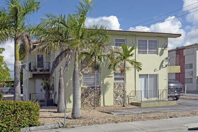 4381 W Flagler St in Miami, FL - Foto de edificio - Building Photo