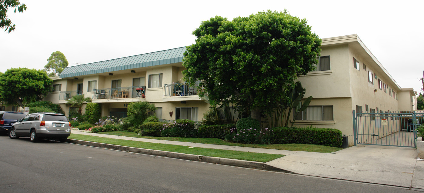 Matilija Court Apartments in Van Nuys, CA - Building Photo