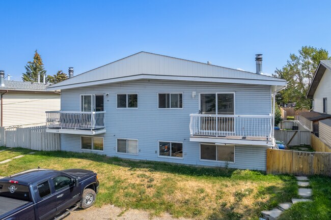 1218 43 St SE in Calgary, AB - Building Photo - Primary Photo