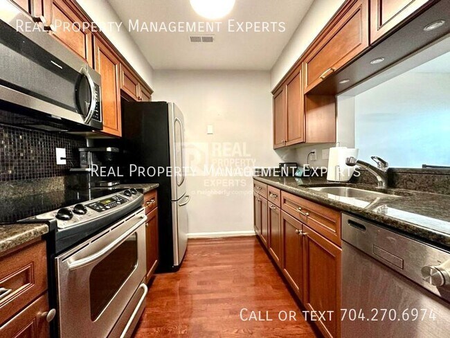 5011 Sharon Rd in Charlotte, NC - Foto de edificio - Building Photo