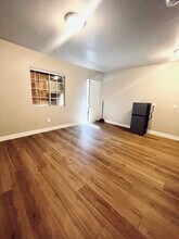 928 W 83rd St, Unit 4 in Los Angeles, CA - Foto de edificio - Building Photo