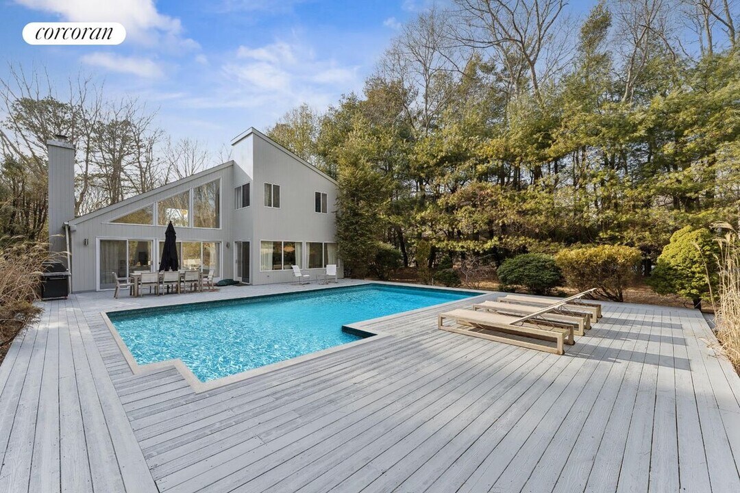 24 Quogue Riverhead Rd in Quogue, NY - Building Photo